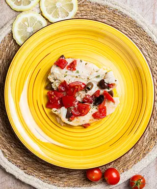 Filetto di pesce primavera con olive taggiasche, capperi e pomodorini - PASTO KETO