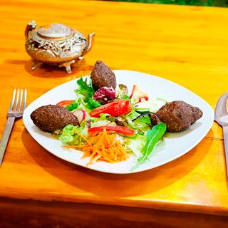 Kebe plato con ensalada 