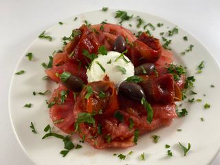 Салата Розов домат с печена чушка