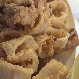Rabas de calamar con cebolla frita