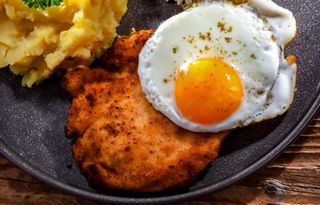 PANIEROWANA PIERŚ Z KURCZAKA Z JAJKIEM SADZONYM + ZIEMNIAKI + SURÓWKA