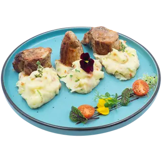 Muşchiuleţ de porc în crustă de piper cu piure de cartofi aromatizaţi