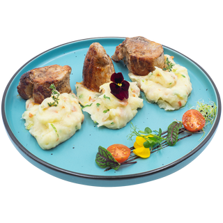 Muşchiuleţ de porc în crustă de piper cu piure de cartofi aromatizaţi