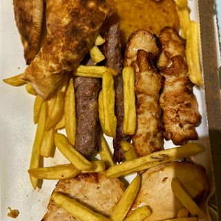 Grigliata con 2 spiedini di pollo,2 salsiccie,2 petti di pollo,1 polloburgh