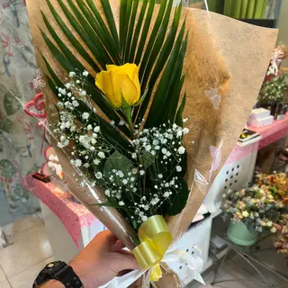 rosa amarilla decorada