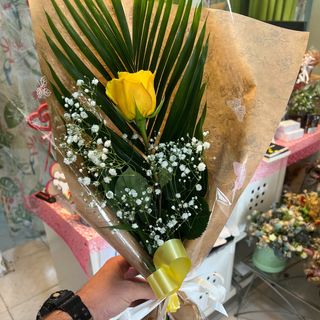 rosa amarilla decorada