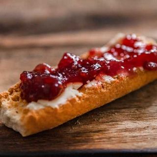 Café con leche + Tostada de mantequilla y mermelada