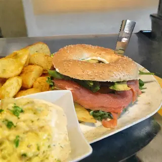 Bagel De Salmón Y Aguacate