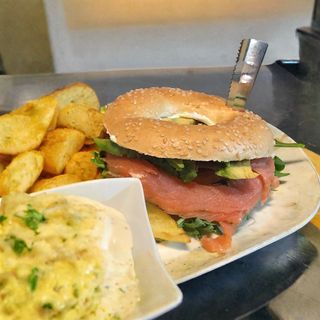 Bagel De Salmón Y Aguacate