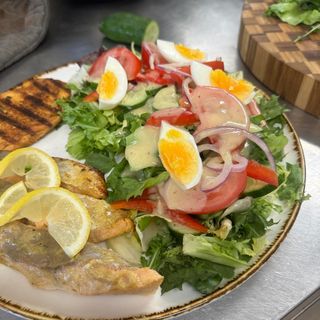 Sałatka z pieczonym łososiem