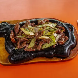 100. Ternera con cebolletas a la plancha