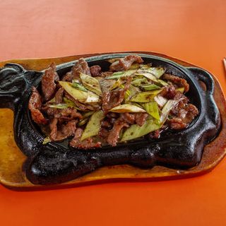 100. Ternera con cebolletas a la plancha