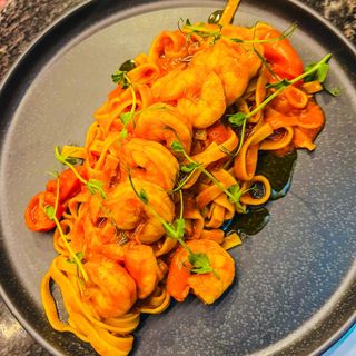 Tagliatelle cu creveti si sos rosu