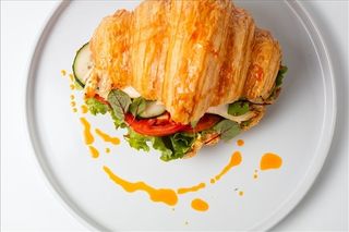 Круассан с лососем и руколлой