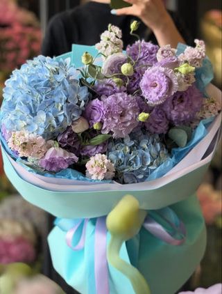 Azure Amour - Buchet premium pastel cu hortensii albastre si lisianthus