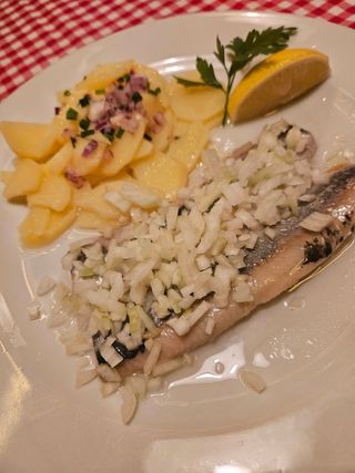 Śledź atlantycki z sałatką ziemniaczaną