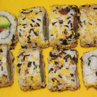  67A-Pollo,aguacate envuelto en furikake