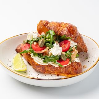  Круассан "Со сливочным сыром и семгой"