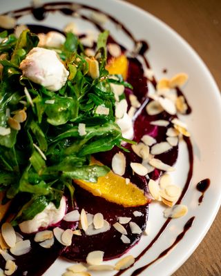 Салат с запеченной свеклой и моцареллой (300г)