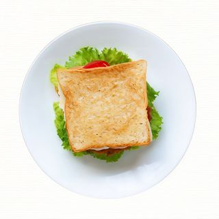 15. Sándwich De Tortilla Francesa, Lechuga, Tomate, Atún, Mayonesa y huevo cocido