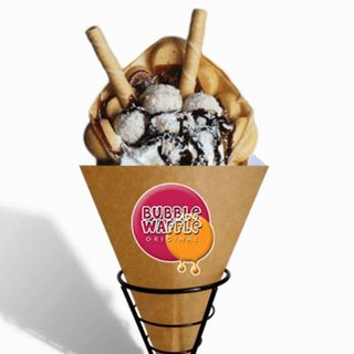 Gofr bąbelkowy z polewą karmelową