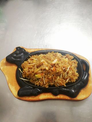 47.Riso sathè con frutti di mare alla piastra 铁沙茶海鲜饭