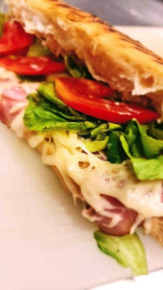 Sendvič sa dimljenom suvom pečenicom