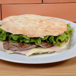 Prego No Pao Com Queijo E Fiambre