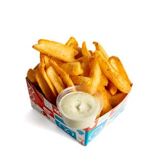 Chips di patate con salsa caesar