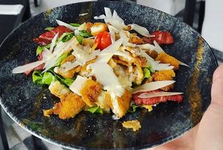 Salată cu crispy pui