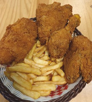 4 Piezas de Pollo a la Broaster + Patatas Fritas + Salsas*