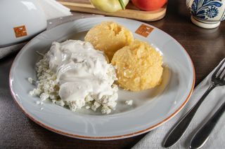 Mamaliga cu branza si smantana