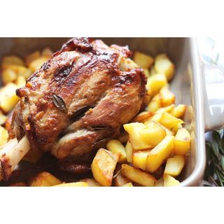 Ciolan de porc servit cu cartofi copti 