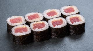 Рол макі з тунцем і соусом спайс