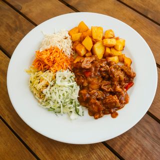 Gulasz wołowy z plackami ziemniaczanymi