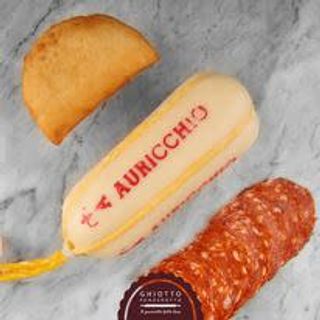 Panzerotto Fritto con salame piccante e provolone 