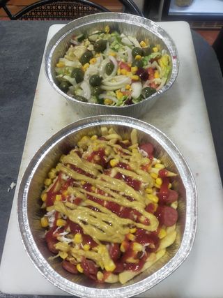 Salchipapa Con Ensalada