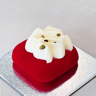 Kolač s pistacijom i malinom