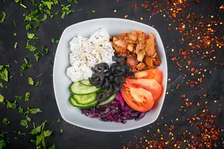 Salata greceasca cu pui