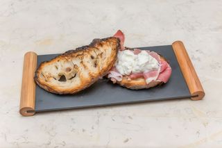 Crostone bufala e crudo di Parma