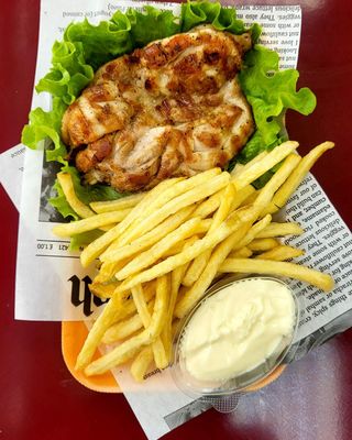 Пилешка Пържола + Картофки + Сос (270г)