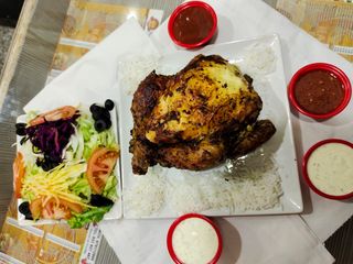 Pollo A L'Ast Con Ensalada Hawaiana Con Arroz Y Alitas De Pollo 