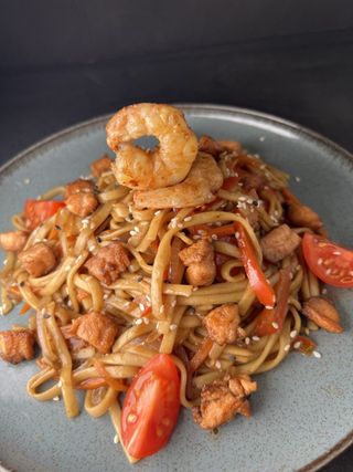 Удон з лососем і креветкою 0,350