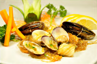 Spaghetti di soia con frutti di mare