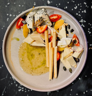 Misto formaggi italiani con grissini