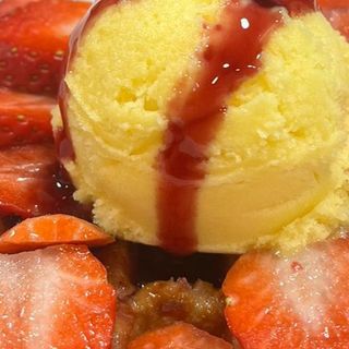 Gofre Con Sirope De Frutas Del Bosque