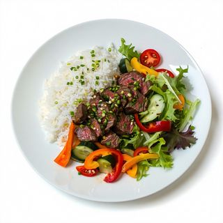 Wołowina z warzywami z ryżem i surówką