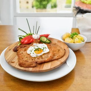 Sznycel olbrzym z jajkiem sadzonym