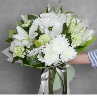 Roiyal bouquet 3 lys 2 chrisanthém blanc 5 roses blanc 