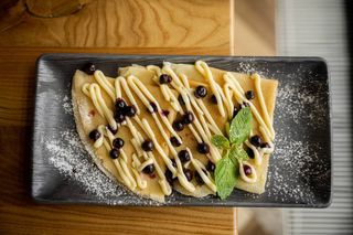 Блины с ягодами и заварным кремом (200 гр.)